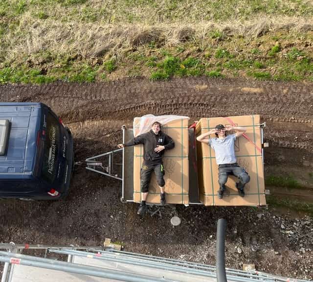 Team von Photovoltaik Kuczinski bei der Montagevorbereitung auf dem Dach